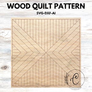 Op de afbeelding: Een lichtgekleurd houten quiltpatroon met een geometrisch ontwerp. Het patroon heeft diagonale en verticale lijnen, waardoor een textuur ontstaat. De tekst "WOOD QUILT PATTERN" en "SVG-DXF-AI" staat bovenaan.