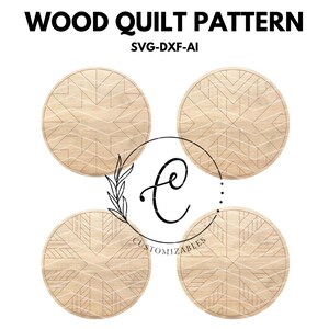 Puede incluir: Se muestran cuatro posavasos redondos de madera con un patrón de edredón geométrico. Los posavasos son de color marrón claro con líneas grabadas que forman el diseño. El texto "WOOD QUILT PATTERN" y "SVG-DXF-AI" está en la parte superior. Un logotipo con la palabra "CUSTOMIZABLES" está en el centro.