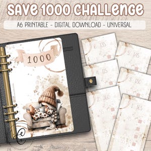 Może przedstawiać: Cyfrowy, drukowany planer A6 z motywem "Save 1000 Challenge". Planer zawiera ilustrację gnoma, akcenty plam po kawie i karty śledzenia oszczędności. Widoczny jest tekst "SAVE 1000 CHALLENGE" oraz "A6 PRINTABLE - DIGITAL DOWNLOAD - UNIVERSAL".