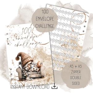 Könnte beinhalten: Ein digitaler Download mit einem "100 Envelope Challenge"-Design. Das Design beinhaltet eine Illustration eines Zwergs, der sich mit einer Kaffeetasse entspannt, und eine Tabelle mit nummerierten Umschlägen. Der Text lautet "Sofort-Download" und "A5 + A5 Reißverschluss doppelseitig".
