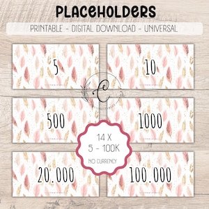 Könnte beinhalten: Ein Set aus druckbaren digitalen Platzhaltern mit einem wiederkehrenden Muster aus rosa und goldenen Federn auf weißem Hintergrund. Die Karten zeigen verschiedene Zahlenwerte wie 5, 10, 500, 1000, 20.000 und 100.000. Ein zentrales rosa Wellenetikett trägt die Aufschrift 14 X 5 - 100K NO CURRENCY.