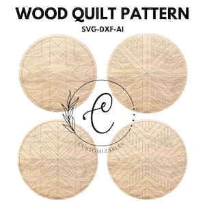 Op de afbeelding: Vier ronde houten quiltpatroonontwerpen met verschillende geometrische patronen. De ontwerpen zijn lichtbruin van kleur, met de tekst "WOOD QUILT PATTERN" en "SVG-DXF-AI" bovenaan. Het woord "CUSTOMIZABLES" is ook zichtbaar.