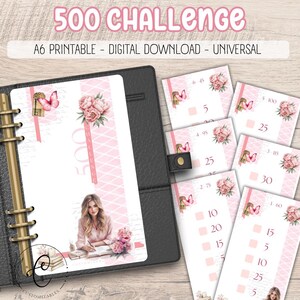Może przedstawiać: Plik do pobrania cyfrowy A6 z napisem "500 CHALLENGE". Projekt zawiera różowe akcenty, ilustracje kwiatowe i piszącą kobietę. Zawiera kilka kart z numerami i miejscami do śledzenia.