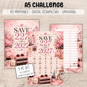 Può includere: Un set di tre pezzi A5 per la sfida di risparmio 227 nel 2027. Il design presenta accenti floreali rosa, una borsa, libri e una candela. Il testo riporta A5 CHALLENGE, A5 PRINTABLE - DIGITAL DOWNLOAD - UNIVERSAL, SAVE 227 IN 2027 e 3 PC SET.