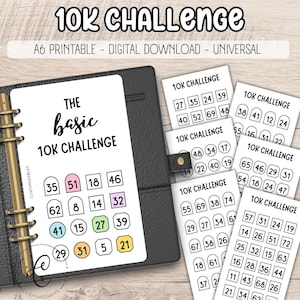 Op de afbeelding: Een zwarte map met gouden details bevat witte pagina's bedrukt met "10K CHALLENGE" en nummerroosters. De tekst "A6 PRINTABLE - DIGITAL DOWNLOAD - UNIVERSAL" staat boven de titel. Meer pagina's met nummerroosters zijn zichtbaar.