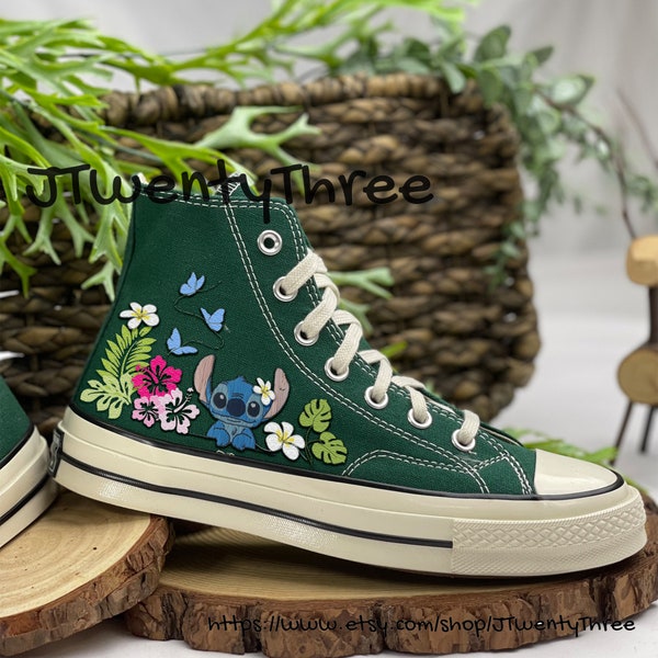 Converse brodée personnalisée, Converse au point personnalisé, Point avec motif de broderie Hibiscus, Chaussures personnalisées à fleurs de Plumeria d’Hawaï