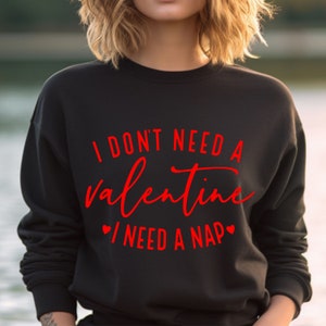 Frauen Valentinstag Sweatshirt | Ich brauche keinen Valentinstag | Ich brauche ein Nickerchen | Rundhals-Sweatshirt | Rotes Sweatshirt