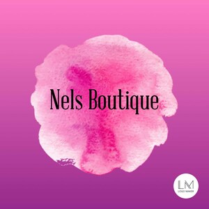 Op de afbeelding: Roze aquarel achtergrond met de tekst "Nels Boutique" in zwart lettertype.