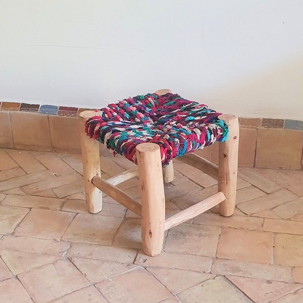 Tabouret enfant en bois et Boucherouite