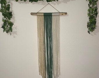 Pared verde y beige colgando