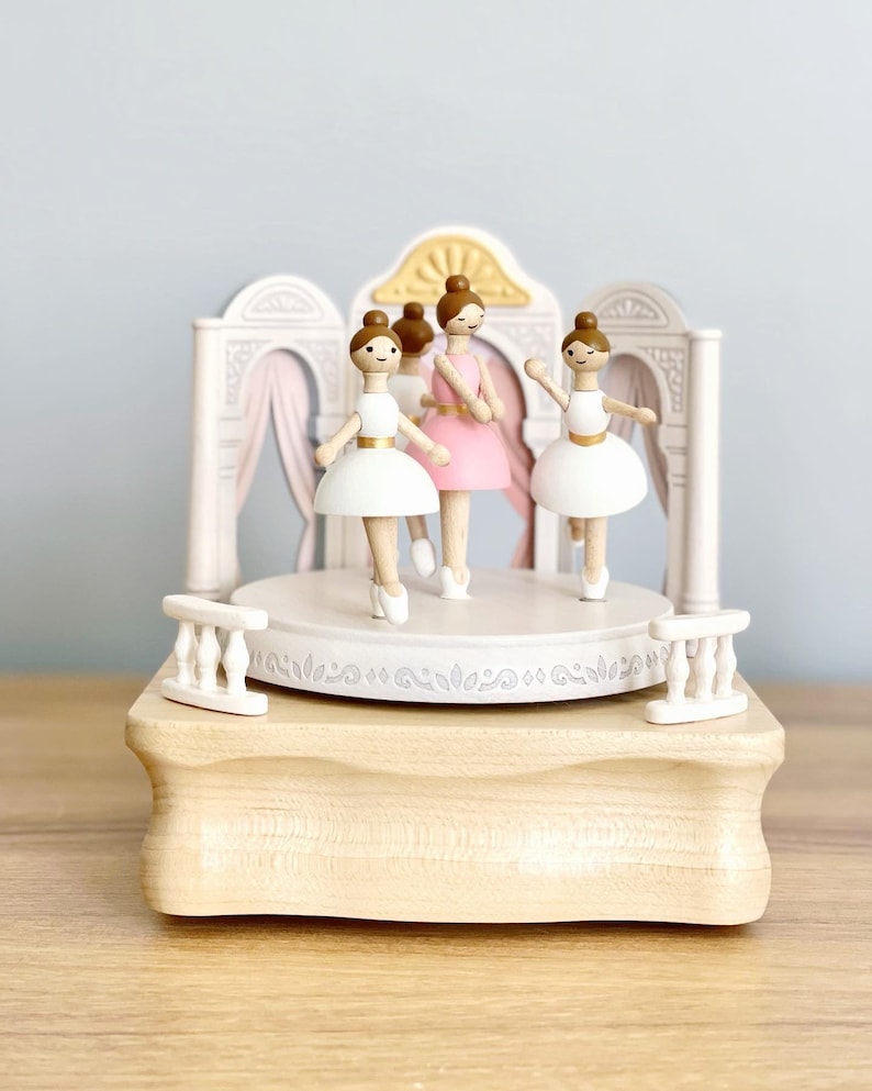 This music box plays 'Annie Laurie' while the ballerinas spin and twirl. The perfect gift for aspiring dancers or lovers of ballet!