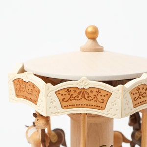 Karussell-Spieluhr aus Holz Bild 4