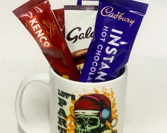 Crâne de Noël avec chapeau de fête Mug 11oz « Let's Party » avec chocolats chauds et sachets de café