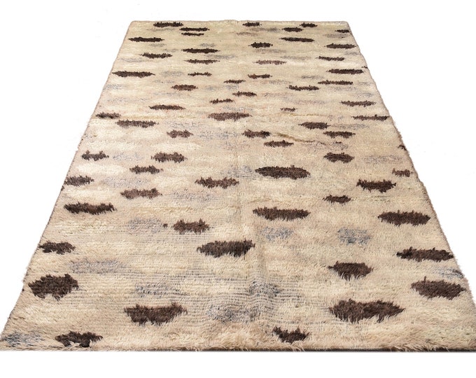 Very Diffrent Unique Moroccan  Rug, 5'5''x 8'6''Faded Beige Color Shaggy Rug,Bohemian Rustic Rug,Handmade area rug,Faded Rug,Living Room