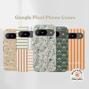 Può includere: Una collezione di custodie per telefoni Google Pixel con vari design. Le custodie presentano motivi floreali, a righe e geometrici nei colori beige, blu, verde e arancione. Il testo "Google Pixel Phone Cases" è visualizzato in alto.