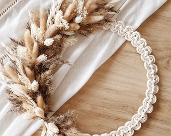 Couronne de fleurs en macramé en herbe de pampa, fleurs séchées dans des tons blancs/naturels, cerceau de fleurs, plaque de porte, couronne de porte, décoration de porte, décoration murale, idée cadeau