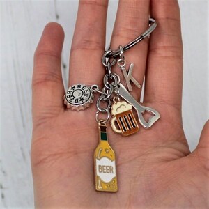 Llavero personalizado para amantes de la cerveza, regalo para bebedores, papá, mamá, hermano, novio, compañero de trabajo, regalo de media navideña para amigo secreto ELEGIR LETRA