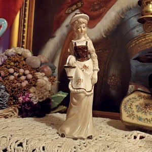 Vintage porcelain woman figurine with basket, lady with bonnet, vintage porcelain, old porcelain, porcelain lady with hat, Handgemalt