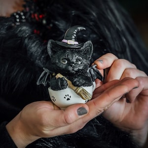 BLACK WITCH CAT, Hexenkatze, schwarze Katze, Okkulte Katze, Halloween Dekor, Halloween Katze, Kuriositäten, Gothic Katze, Katze, Hexenhut, Hexe, Hexerei