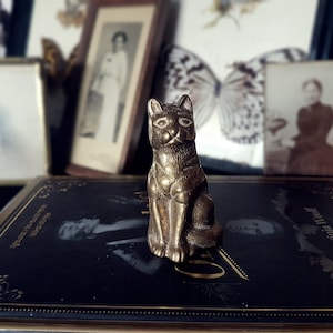 VINTAGE BRASS CAT figurine, Solid Brass cat, Cat Ornament, small cat, Gift for Cat Lover, Kitty Figurine, cat, feline Ornament, Sitting cat