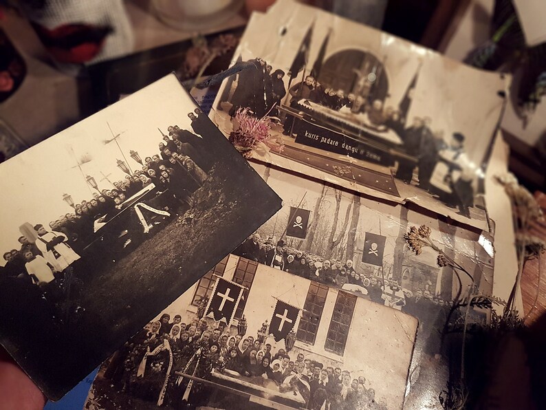 K&ouml;nnte beinhalten: Eine Sammlung von Schwarzwei&szlig;fotos, die eine Trauerprozession zeigen. Die Fotos zeigen eine Gruppe von Menschen, die sich um einen Sarg versammelt haben, einige tragen Flaggen und andere halten Kerzen. Der Text auf einem der Fotos lautet "Kolis Pedaro Dangol o Jomo".