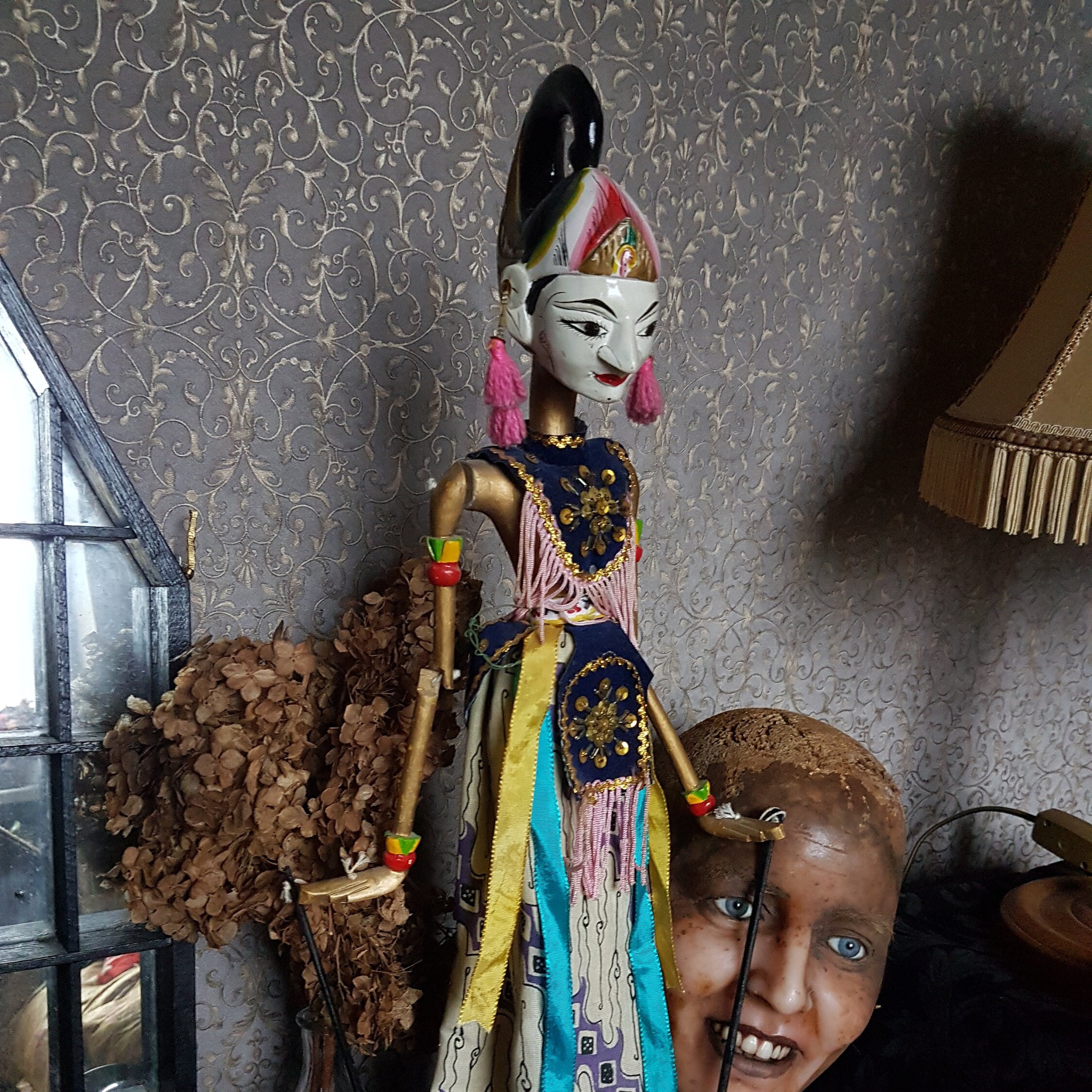 ヴィンテージの彫刻が施された木製の棒人形、ワヤン ゴレック