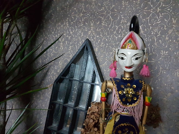 インドネシア伝統芸能　木製可動式人形 ヴィンテージの彫刻が施された木製の棒人形、ワヤン ゴレック