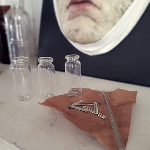 ensemble médical vintage de prise de sang, 3 bouteilles, 5 scarificateurs, bâtonnet de prise de sang, outil médical vintage, décor médical vintage, outil de laboratoire