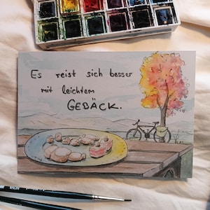 Postkarte mit lustigem Spruch "Es reist sich besser mit leichtem Gebäck", witzige Karte über Gebäck und das Reisen