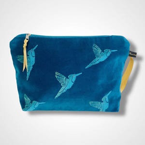 Kolibri Teal Schminktasche: Handbedruckte Clutch aus Baumwollsamt