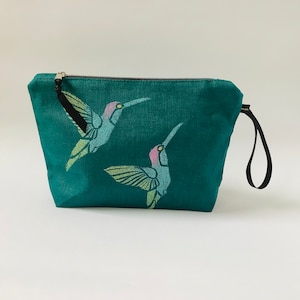 Bolsa de maquiagem de linho verde grande colibris | Saco cosmético dos colibris verdes de <br> Entrega Rápida? Bolsa de maquiagem de linho luxuosa | Bolsa de higiene | Embreagem de linho de luxo