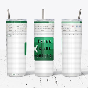 Puede incluir: Un vaso blanco con un diseño verde y negro que dice "Freak in the Sheets". El diseño es una representación estilizada de una hoja de cálculo.