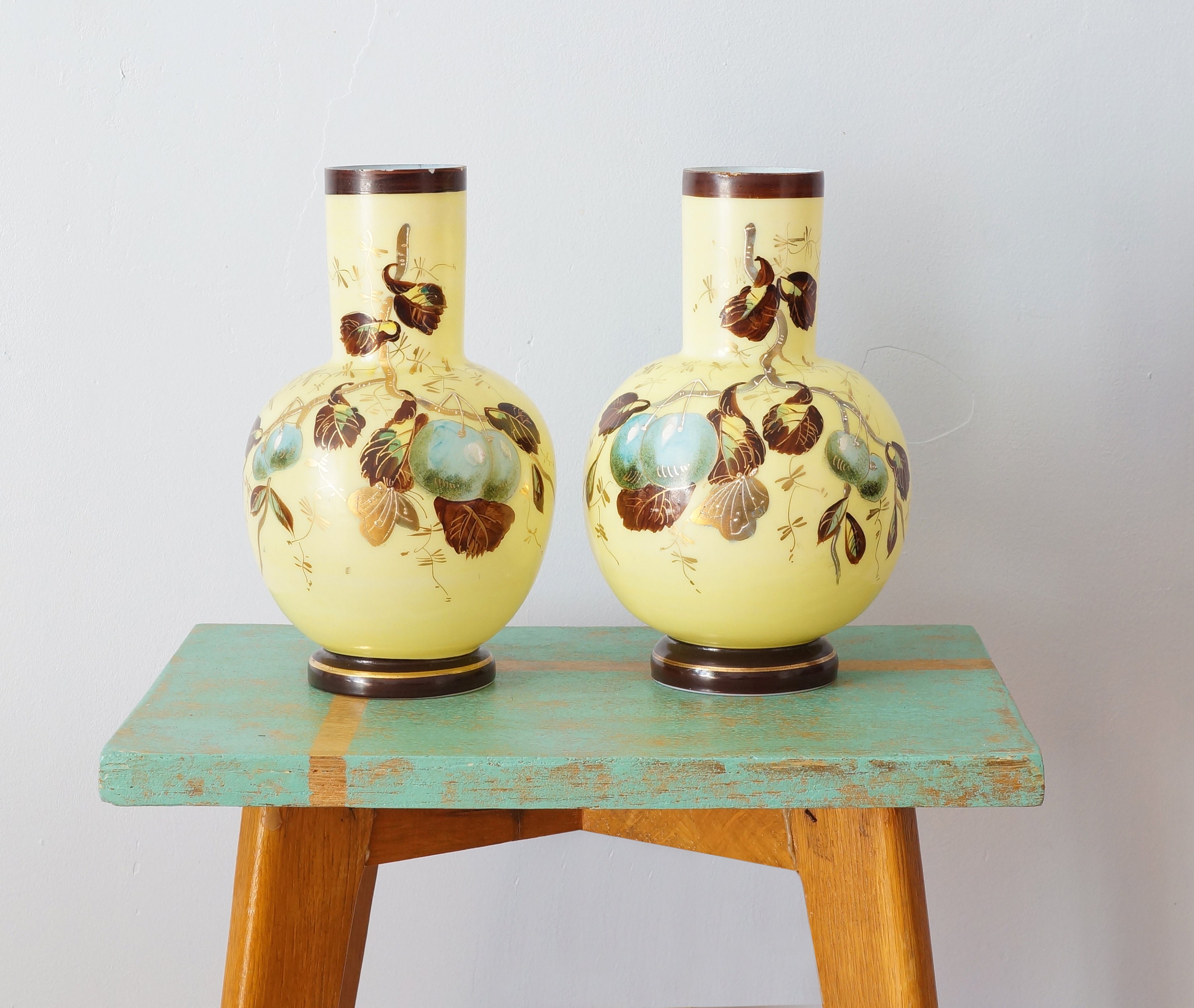 Paire de Vases 19E Siècle en Opaline Très Fine, Peints à La Main