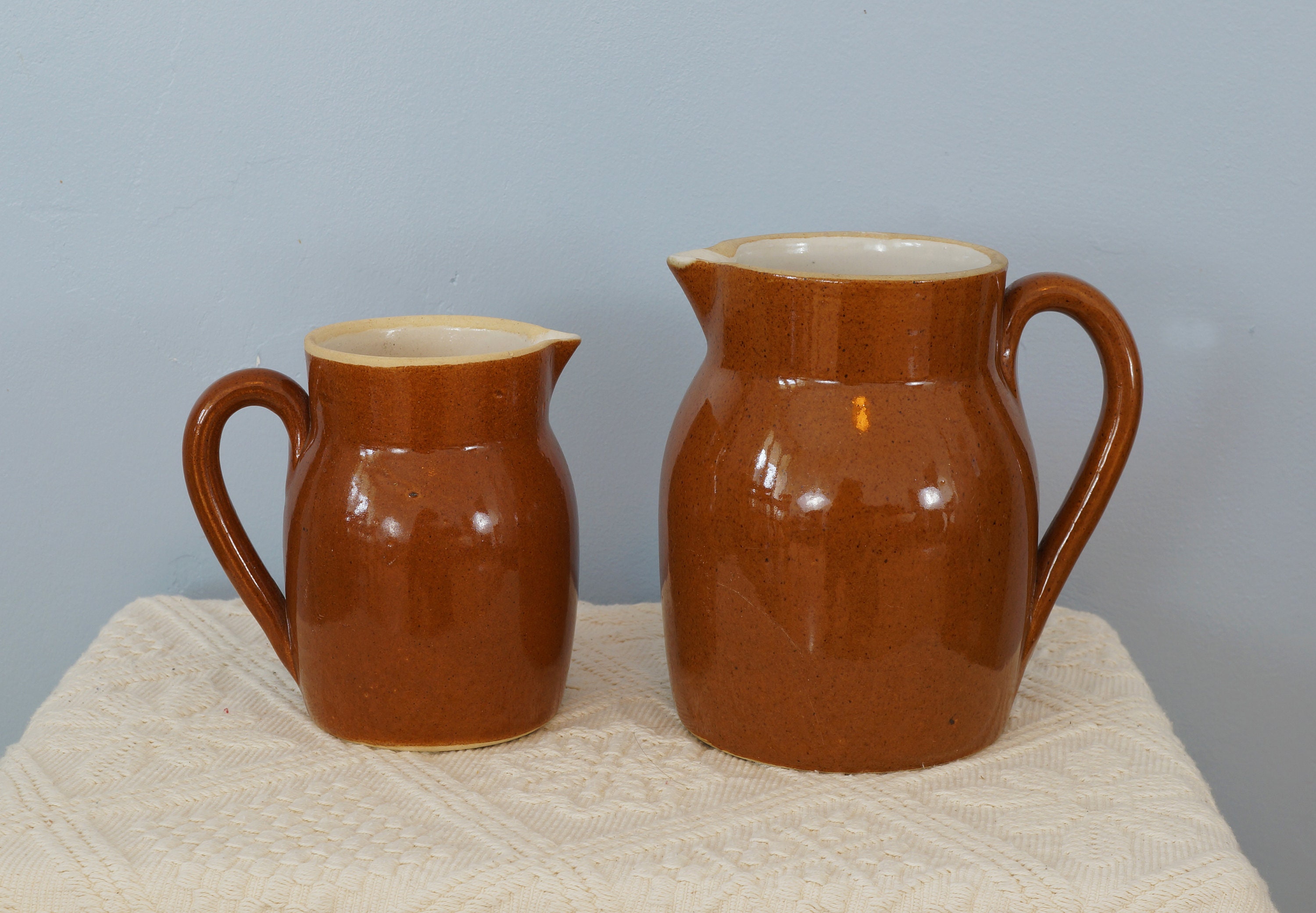 Lot de Deux Pichets en Faïence Brune Mouchetée, Vintage