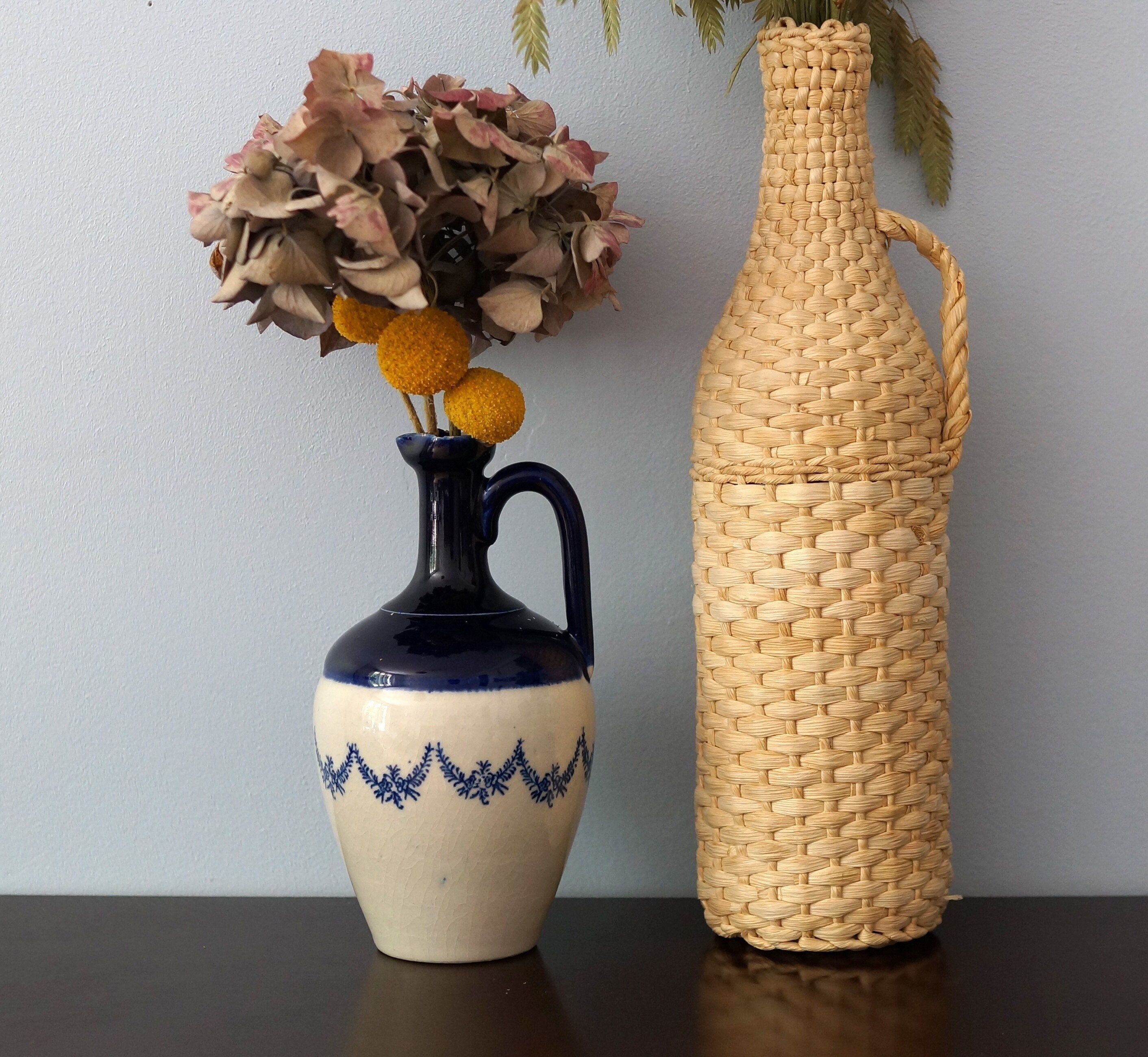 Vase Ancien en Faïence Bleu Foncé et Blanc