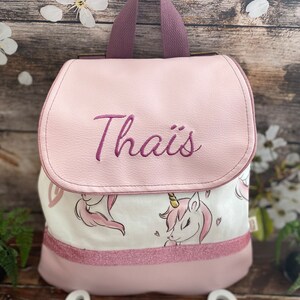 Sac à dos maternelle personnalisé brodé Bi matière – motif licorne rose pastel – sac fille prénom brodé offert – cadeau rentrée crèche