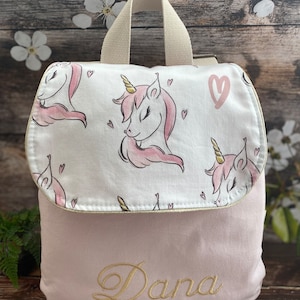 Sac à dos maternelle personnalisé brodé – motif licorne rose dragé – sac fille prénom brodé offert – cadeau rentrée crèche