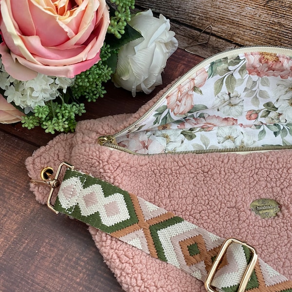 Sac banane en fausse fourrure rose saumon, doublure Jardin anglais et sangle fantaisie