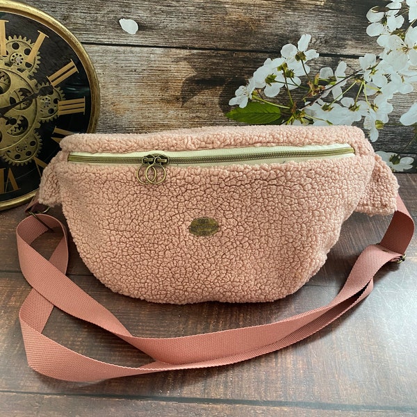 Sac banane en fausse fourrure écrue, rose ou grise