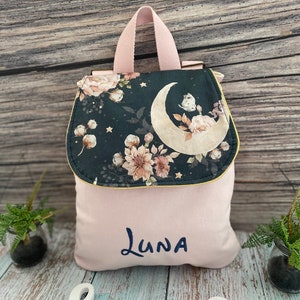 Sac à dos maternelle personnalisé brodé – motif Fleurs et lune – sac bébé ou crèche – prénom offert