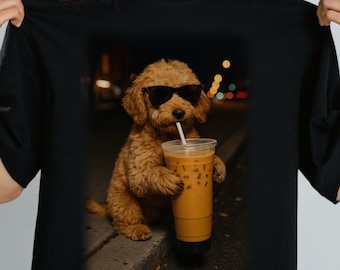 Goldendoodle bebiendo café helado (PNG), meme de animal divertido (PNG), Goldendoodle de café (PNG), perro Goldendoodle vintage (PNG), descarga digital