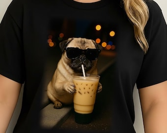 Perro Pug bebiendo café helado PNG, Meme de animal divertido PNG, Perro Pug con café PNG, Camiseta de perro Pug vintage PNG, Descarga digital