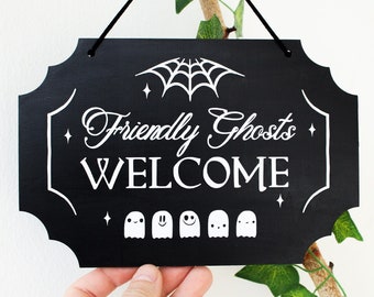 Friendly Ghosts Welcome Sign: Spooky Gothic Halloween Decor