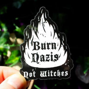 Adesivo "Brucia i nazisti, non le streghe" - Adesivo in vinile gotico Antifa Adesivo politico stregonesco Regalo femminista alternativo Decorazione estetica oscura Adesivo occulto