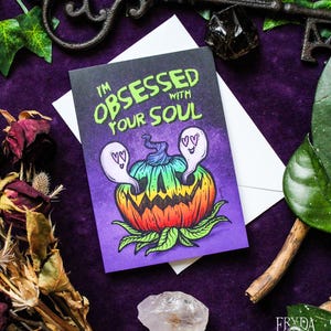 Tarjeta de felicitación "Obsesionada" - Tarjeta del día de San Valentín LGBTQ Postal de amor queer Regalo de pareja queer Valloween Tarjeta de felicitación linda y espeluznante queer
