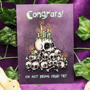 Geburtstags-Postkarte Gruselige Geburtstagskarte Lustige Postkarte Glückwunsch-Karte Geburtstagskarte Schädel-Karte Gothic Geburtstag Geschenk-Karte Schwarz Humor Karte