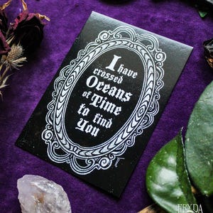 Puede incluir: Impresi&oacute;n en blanco y negro con un marco decorativo y el texto "He cruzado oc&eacute;anos de tiempo para encontrarte".