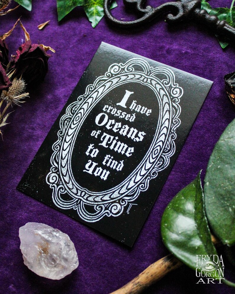 Puede incluir: Impresi&oacute;n en blanco y negro con un marco decorativo y el texto "He cruzado oc&eacute;anos de tiempo para encontrarte".