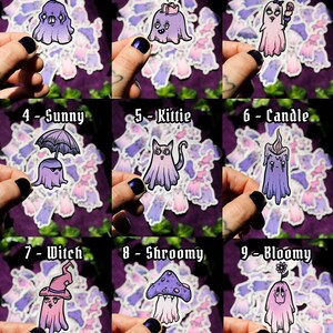 K&ouml;nnte beinhalten: Eine Sammlung von neun skurrilen Aufklebern mit Cartoon-Geistern und anderen Designs. Jeder Aufkleber hat ein einzigartiges Design, darunter ein Geist mit einem grinsenden Mund, ein Geist mit einem Pilz und ein Geist mit einem Hexenhut. Die Aufkleber sind in Lila-, Rosa- und Wei&szlig;t&ouml;nen gehalten.