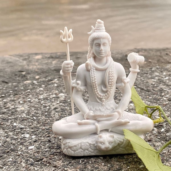 Statue de Shiva, marbre de culture peint à la main, idole du Seigneur Shiva, Shiv, Shiva, Adiyogi. Dieu hindou du yoga, de la méditation, du temps, des arts et de la danse